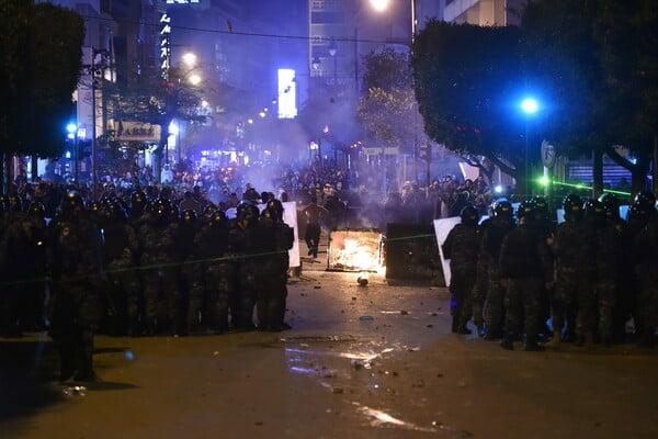 Νύχτα έντασης στη Βηρυτό - Συγκρούσεις, χημικά και πετροπόλεμος στις αντικυβερνητικές διαδηλώσεις