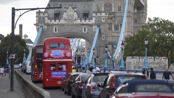 «Κόλλησε» η Γέφυρα του Πύργου στο Λονδίνο (Φωτογραφίες)