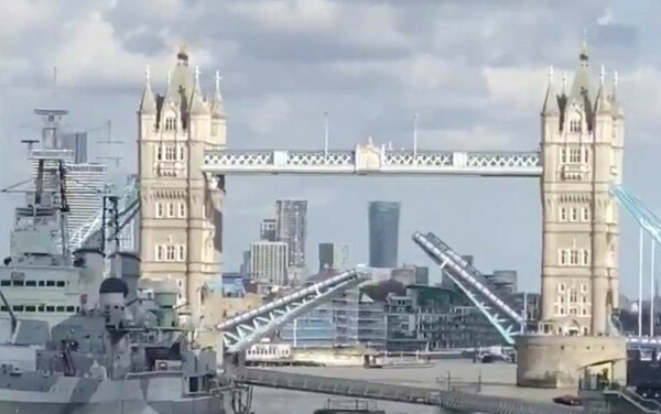 «Κόλλησε» η Γέφυρα του Πύργου στο Λονδίνο (Φωτογραφίες)