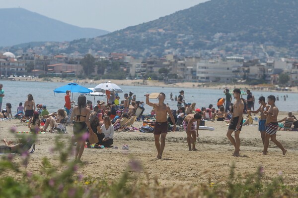 Οι Αθηναίοι στις παραλίες με σύμμαχο την καλοκαιρία - Αυξημένη η κίνηση στην παραλιακή