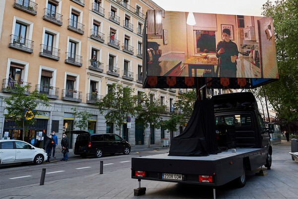 Σινεμά απ' το μπαλκόνι - Στις γειτονιές της Μαδρίτης προβάλλουν ταινίες σε μεγάλες κινητές οθόνες