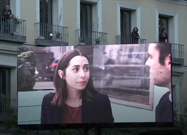 Σινεμά απ' το μπαλκόνι - Στις γειτονιές της Μαδρίτης προβάλλουν ταινίες σε μεγάλες κινητές οθόνες