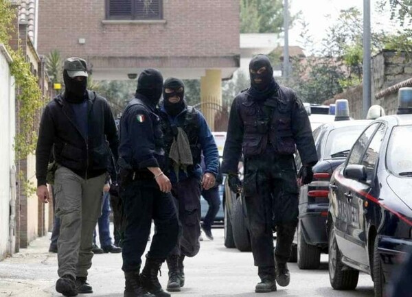 Πολιτικοί, αξιωματούχοι και εκατοντάδες ακόμη εμπλέκονται στο κύκλωμα της ιταλικής μαφίας της Ndrangheta