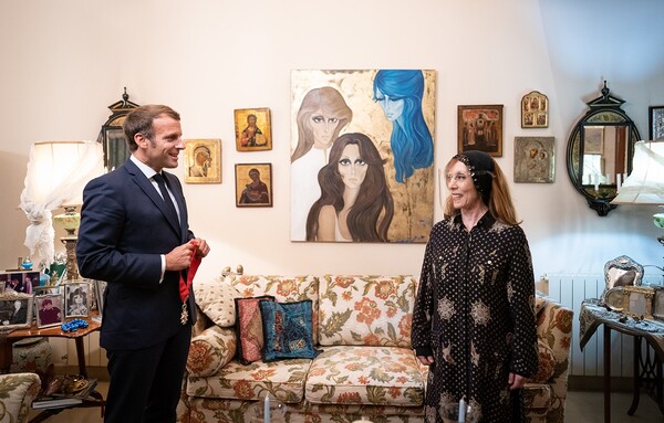 Με τη θρυλική τραγουδίστρια Φαϊρούζ συναντήθηκε ο Μακρόν - Κατά την επίσκεψή του στο Λίβανο