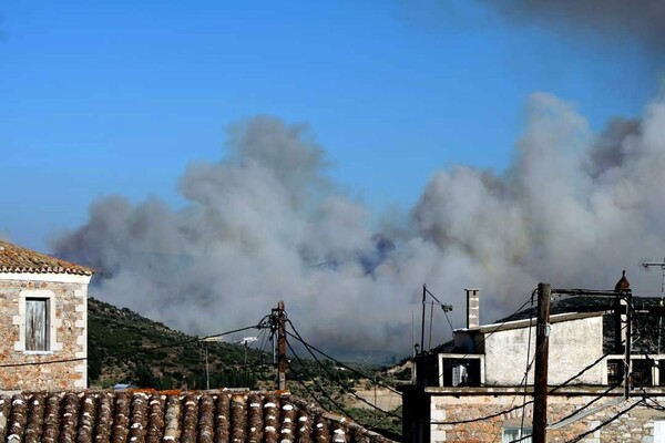 Ανεξέλεγκτη η φωτιά στη Μάνη: Εκκένωση οικισμών - Ορατοί από το Διάστημα οι καπνοί
