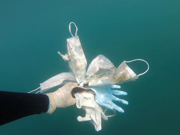 Μάσκες και γάντια στο βυθό της Μεσογείου: «SOS» από τις γαλλικές αρχές για τη «ρύπανση κορωνοϊού»