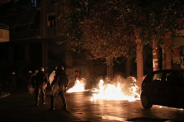 Επίθεση αγνώστων σε διμοιρία στα Εξάρχεια - Ένας τραυματίας αστυνομικός