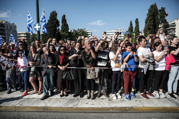 Πλήθος κόσμου στην μαθητική παρέλαση της Αθήνας για την 28η Οκτωβρίου