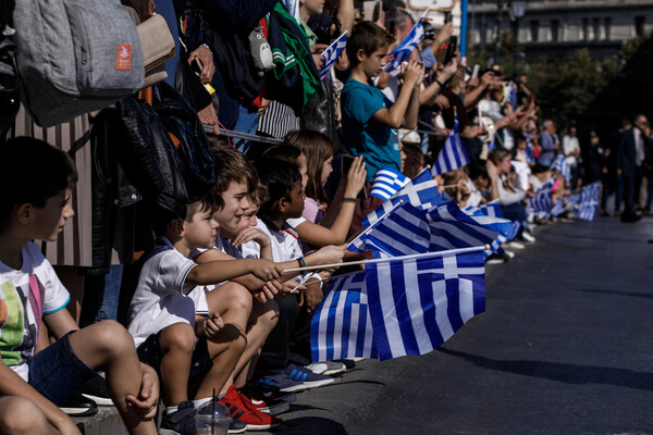 Πλήθος κόσμου στην μαθητική παρέλαση της Αθήνας για την 28η Οκτωβρίου