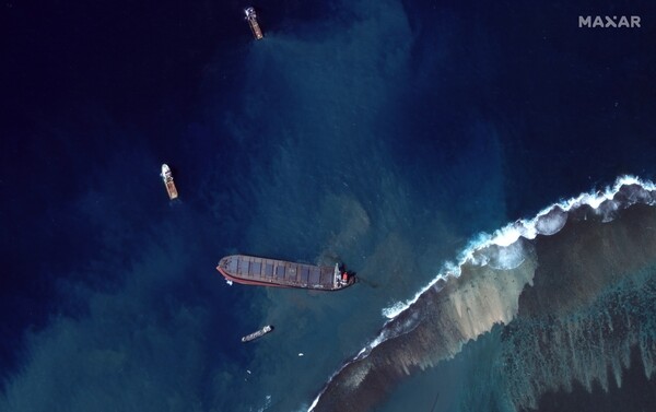Μαυρίκιος: Στα δύο «έσπασε» το πλοίο που προσάραξε - «Η χειρότερη οικολογική καταστροφή στη χώρα»