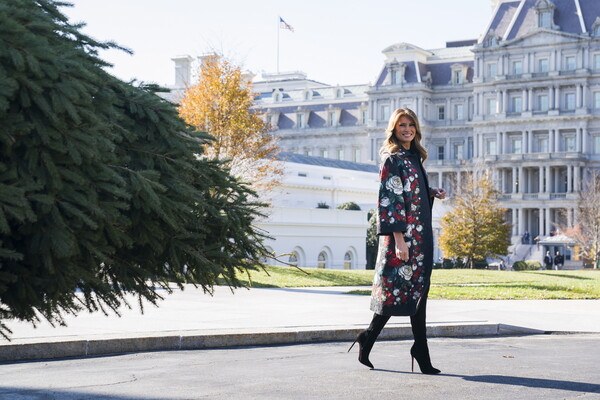 Η Μελάνια Τραμπ παρέλαβε ένα τεράστιο χριστουγεννιάτικο δέντρο για τον Λευκό Οίκο