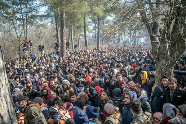 Έβρος: Oι NYT καταγράφουν τις συγκρούσεις με τους πρόσφυγες στα σύνορα- Δραματικές εικόνες