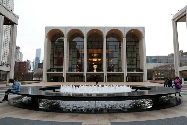 Η Metropolitan Opera ακυρώνει όλες τις παραστάσεις του φθινοπώρου