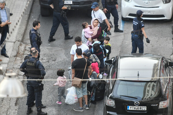 Ελληνικό Συμβούλιο για τους Πρόσφυγες: Ανησυχία για το πού πάνε οι πρόσφυγες μετά τις επιχειρήσεις εκκένωσης