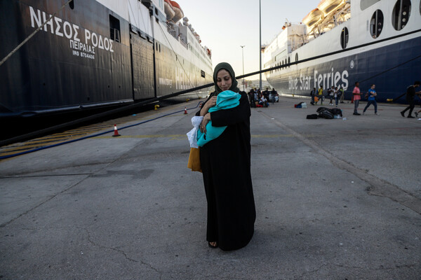 Στον Πειραιά πλοίο γεμάτο αιτούντες άσυλο από τη Μόρια