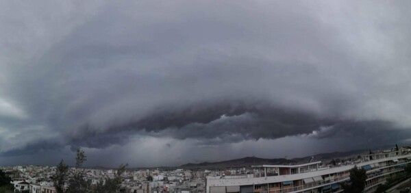 Meteo: 8.350 κεραυνοί καταγράφηκαν χτες - Shelf cloud «κάλυψε» την Αττική