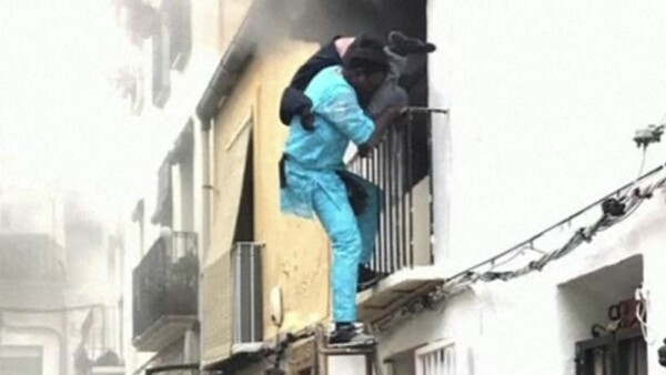 Ισπανία: Άδεια παραμονής στον Σενεγαλέζο που έσωσε ΑμεΑ από φλεγόμενο κτίριο