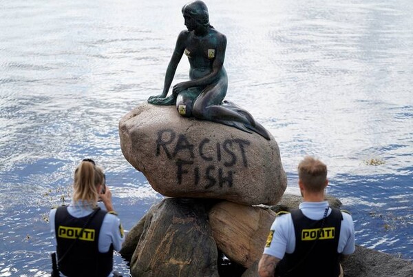 Βανδάλισαν την Μικρή Γοργόνα στην Κοπεγχάγη: «Ρατσιστικό ψάρι»
