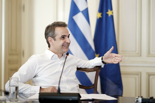 Μητσοτάκης προς συνεργάτες: Η κυβέρνηση αποδίδει, δεν γίνεται ανασχηματισμός εν μέσω κρίσης