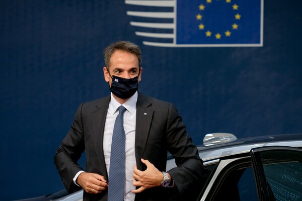 Βρυξέλλες: Τετ-α-τετ Μητσοτάκη με Μακρόν για Ταμείο Ανάκαμψης και εξελίξεις στην Αν. Μεσόγειο