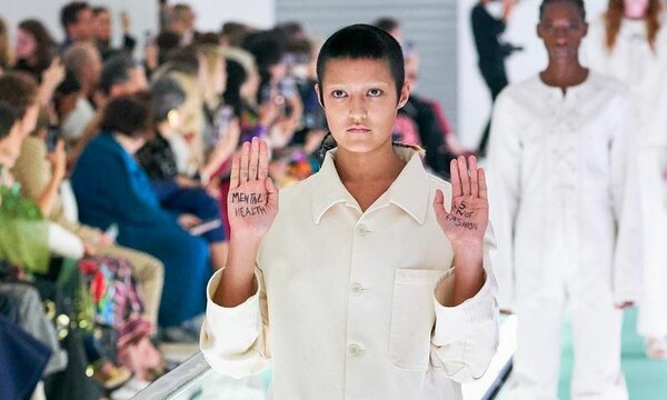 «Αντάρτικο» στην επίδειξη του Gucci - Μοντέλο αιφνιδίασε τους πάντες με αυτό που έγραψε στο χέρι του