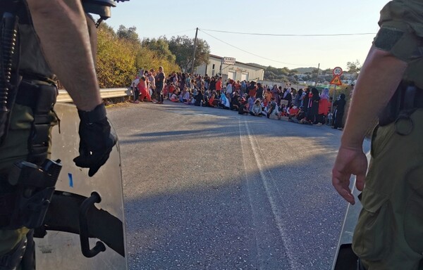 Αιτούντες άσυλο διαμαρτύρονται έξω από τη Μόρια - Πολλοί αστυνομικοί στο σημείο