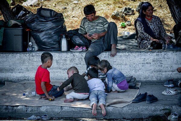 Μόρια: Ενισχύονται οι αστυνομικές δυνάμεις στη Λέσβο με ΜΑΤ και αύρες - Πρόσφυγες κοιμούνται σε κοιμητήρια