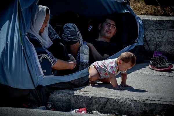 Μόρια: Ενισχύονται οι αστυνομικές δυνάμεις στη Λέσβο με ΜΑΤ και αύρες - Πρόσφυγες κοιμούνται σε κοιμητήρια