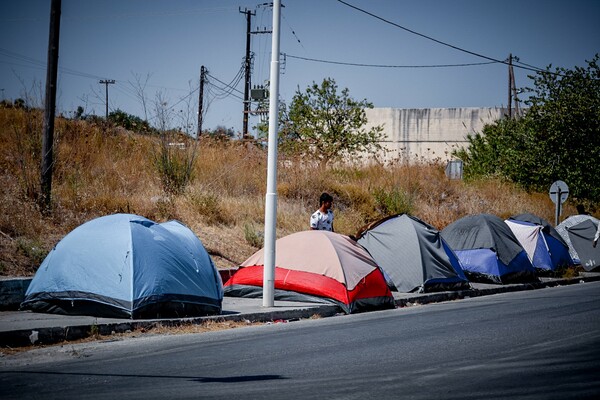 Μόρια: Ενισχύονται οι αστυνομικές δυνάμεις στη Λέσβο με ΜΑΤ και αύρες - Πρόσφυγες κοιμούνται σε κοιμητήρια