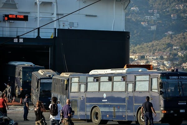 Μόρια: Ενισχύονται οι αστυνομικές δυνάμεις στη Λέσβο με ΜΑΤ και αύρες - Πρόσφυγες κοιμούνται σε κοιμητήρια