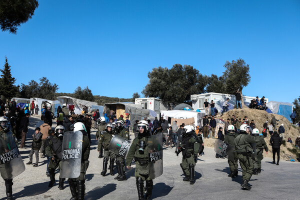 Συνελήφθη 27χρονος για το θάνατο 20χρονου στη Μόρια - Ένταση και επεισόδια στο KYT