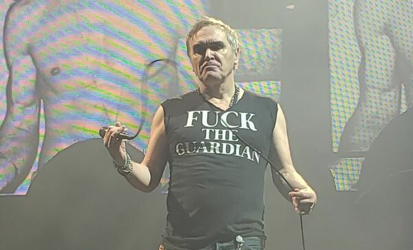 Ο Morrissey με μπλουζάκι “Fuck the Guardian” σε συναυλία