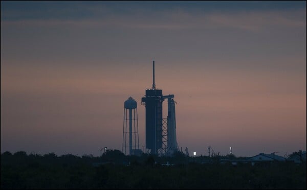 NASA - LIVE: Ιστορική επανδρωμένη πτήση στο Διάστημα - Η SpaceX του Έλον Μασκ γράφει ιστορία