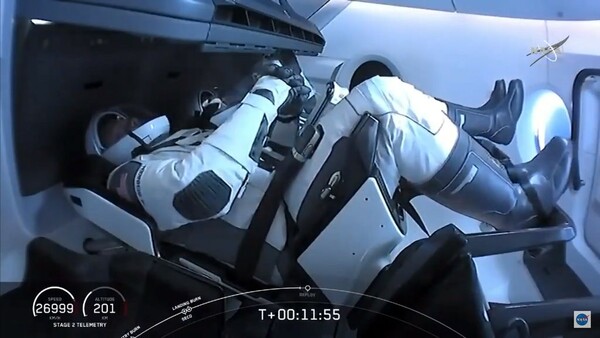 Ιστορικό ταξίδι της SpaceX: Οι αστροναύτες της NASA έφτασαν στον ISS