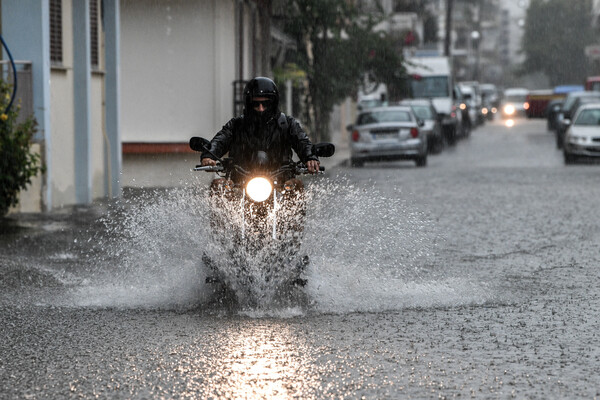 Χαλκιδική: Δεκάδες κλήσεις στην Πυροσβεστική λόγω της κακοκαιρίας - Εγκλωβίστηκαν οδηγοί σε γέφυρα