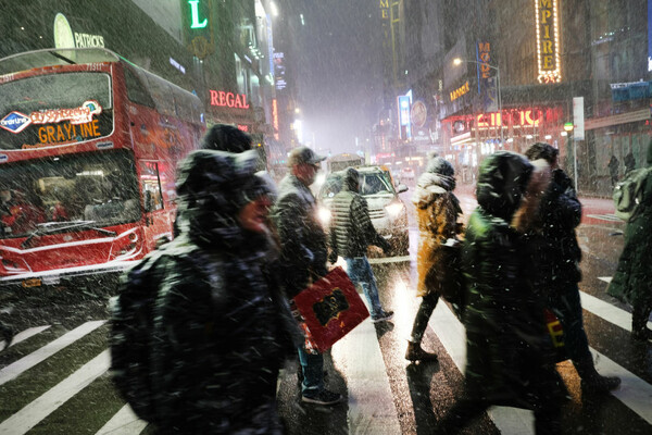 Μοναδικό βίντεο καταγράφει χιονοθύελλα να σκεπάζει τη Νέα Υόρκη - Το λευκό τοπίο του Μανχάταν