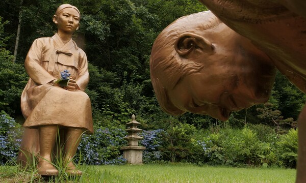 Οργή στην Ιαπωνία με το γλυπτό που απεικονίζει τον «Άμπε» γονυπετή μπροστά από μια «γυναίκα ανακούφισης»