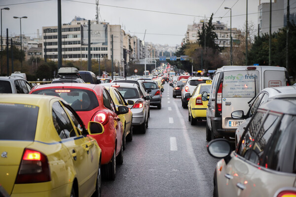 Έρευνα: Οι μισοί Έλληνες οδηγούν επικίνδυνα - Πιο προσεκτικοί οδηγοί οι Γερμανοί