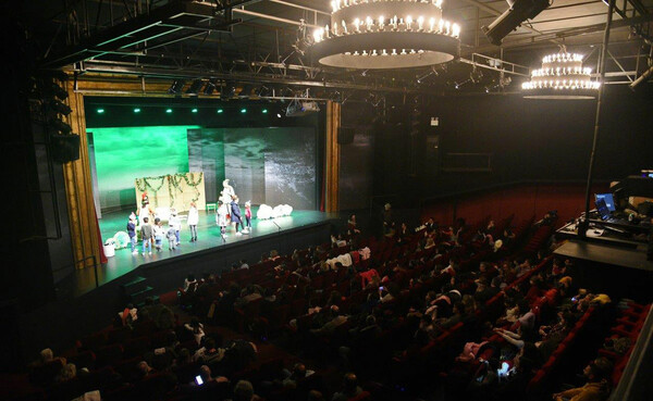Μια γιορτινή θεατρική παράσταση από την ΟΛΥΜΠΟΣ για τα παιδιά φιλανθρωπικών οργανώσεων