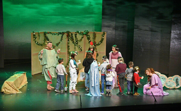 Μια γιορτινή θεατρική παράσταση από την ΟΛΥΜΠΟΣ για τα παιδιά φιλανθρωπικών οργανώσεων