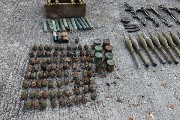 Καστοριά: Αυτό είναι το οπλοστάσιο που βρέθηκε θαμμένο- Κρατούμενος ο ιδιοκτήτης της έκτασης