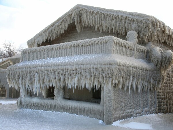 «Σπίτια εγκλωβισμένα σε πάγο»: Απόκοσμες φωτογραφίες από τη λίμνη Έρι στη Νέα Υόρκη