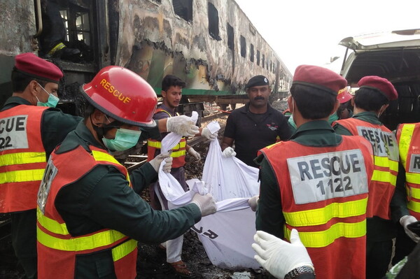Τραγωδία στο Πακιστάν: Τουλάχιστον 65 νεκροί από πυρκαγιά σε τρένο