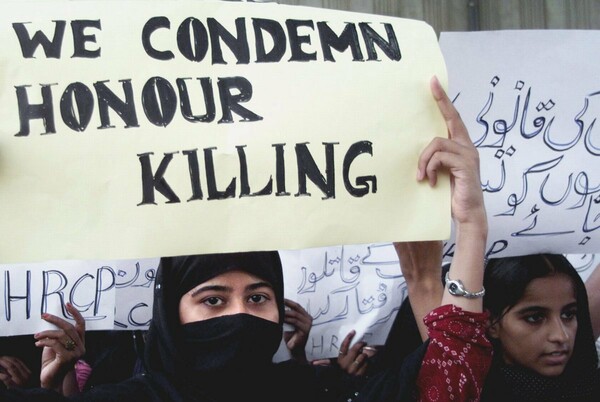 Πακιστάν: Δύο έφηβες νεκρές από τα πυρά συγγενών τους - Επειδή «μιλούσαν με άνδρα»