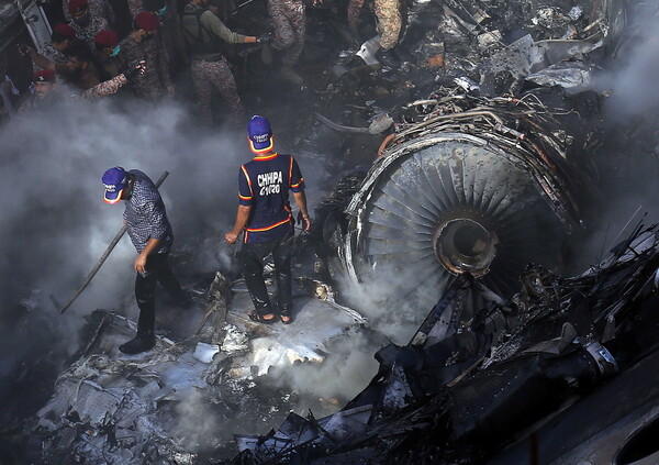 Πακιστάν: Εντοπίστηκαν τα δύο μαύρα κουτιά της μοιραίας πτήσης - Στους 97 οι νεκροί