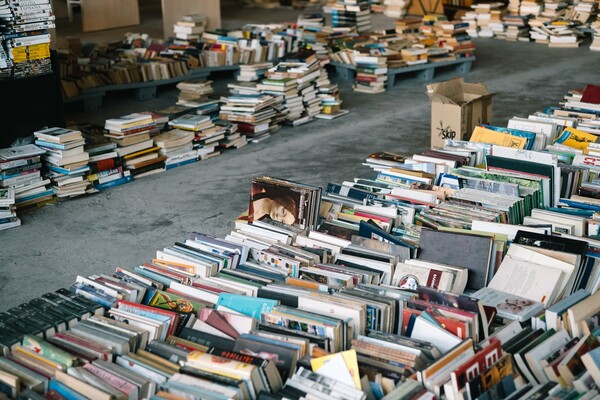 Το Παλαιοβιβλιοπωλείο των Αστέγων δωρίζει βιβλία σε ξενώνες και υπνωτήρια της Αττικής