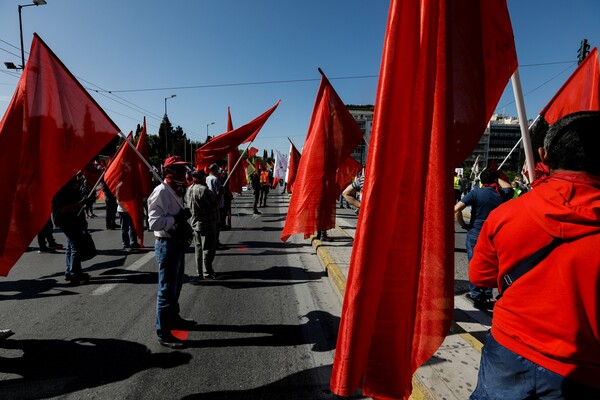 Το ΠΑΜΕ βάζει σημάδια για αποστάσεις ασφαλείας στη διαδήλωση στο Σύνταγμα