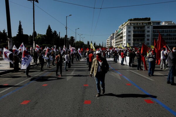 Το ΠΑΜΕ βάζει σημάδια για αποστάσεις ασφαλείας στη διαδήλωση στο Σύνταγμα