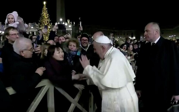Πάπας Φραγκίσκος: Ζήτησε συγγνώμη για την επίπληξή του σε πιστή