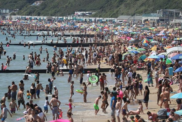«Θα κλείσουμε τις παραλίες αν συνεχιστεί το χάος» - Προειδοποιεί η Βρετανία μετά τις ανησυχητικές εικόνες